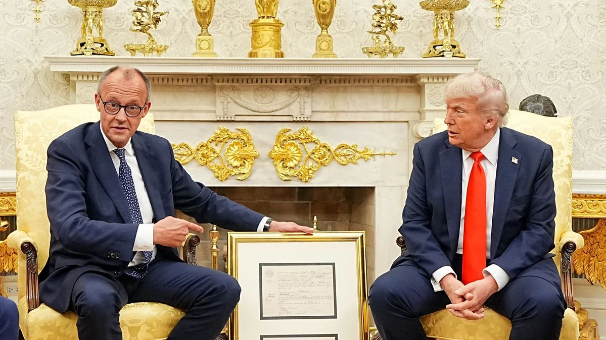 Başbakan Merz’den Trump’a Duygusal Hediye!, © Michael Kappeler/dpa Pool/dpa Başbakan Merz’den Trump’a Duygusal Hediye!, © Michael Kappeler/dpa Pool/dpa