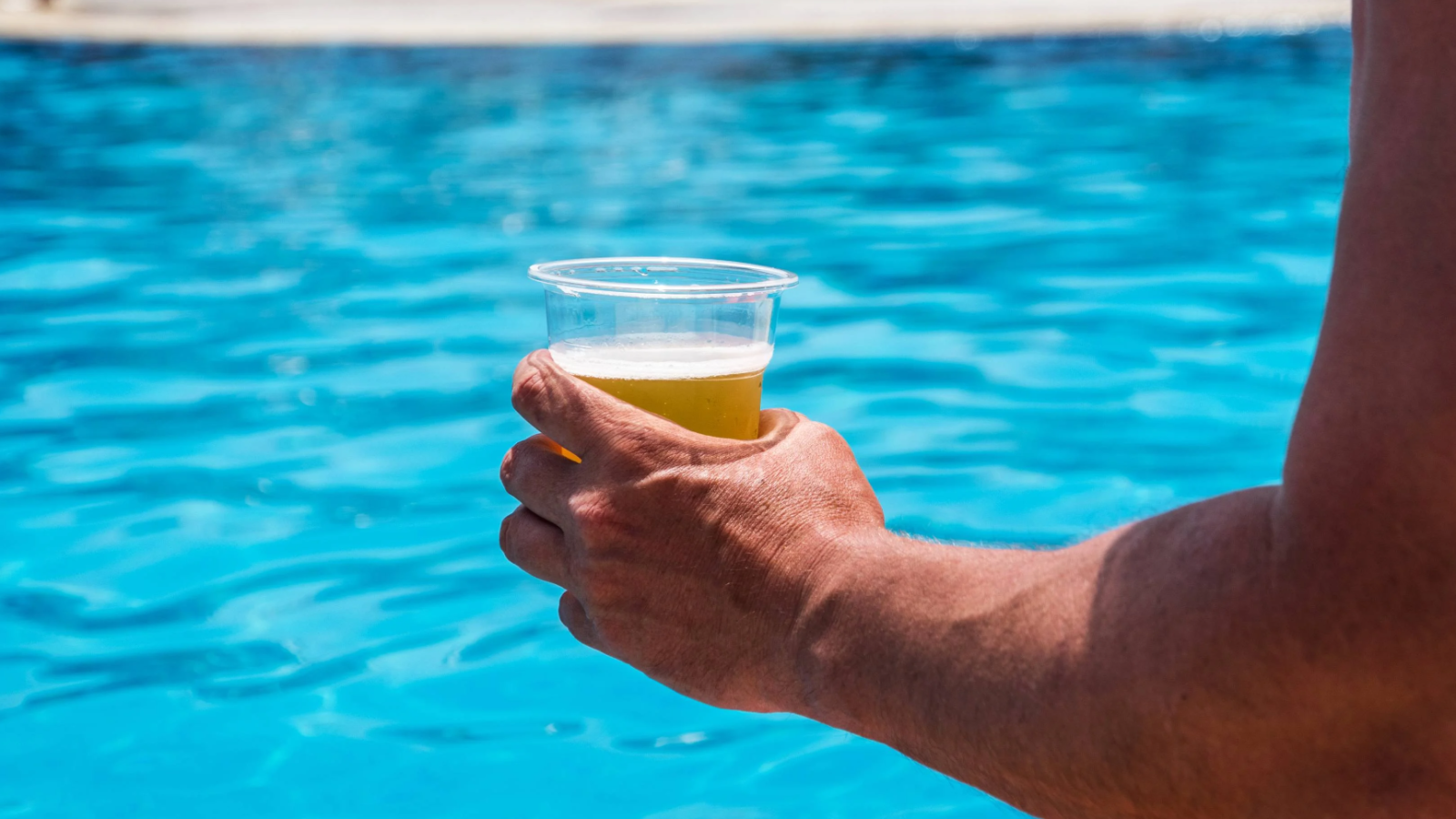 In St. Galler Badis darf ab Juli Alkohol konsumiert werden, © Getty Images / Symbolbild