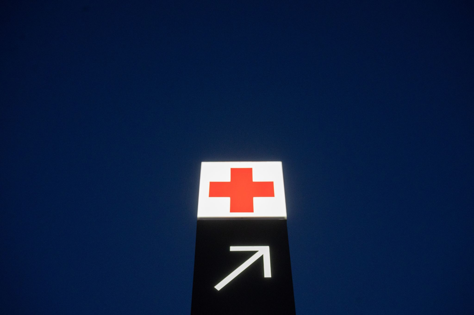 Ein Pfeil weist den Weg zur Notaufnahme eines Krankenhauses.