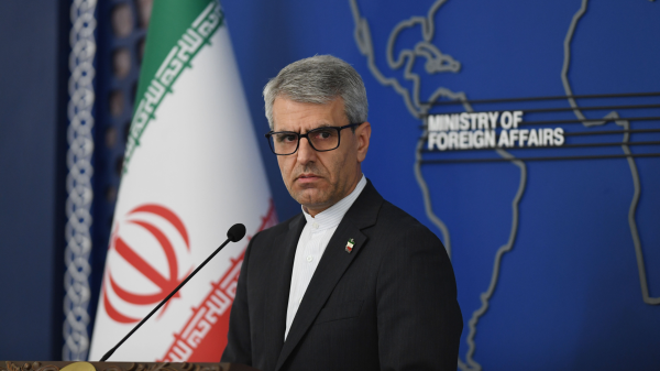 İran’dan Avrupa’ya Savaş Uyarısı  Spot: İran Dışişleri Bakanlığı Sözcüsü İsmail Bekayi, Avrupa ülkelerini İran’a karşı savaşa katılmamaları konusunda uyardı. Bekayi, İran’a yönelik her adımın “savaş eylemi” sayılacağını söyledi. Avrupa ülkeleri ise İran’ın füze saldırılarını kınayarak gerekirse savunma önlemleri alabileceklerini açıkladı.  Tahran’dan açıklama İran Dışişleri Bakanlığı Sözcüsü İsmail Bekayi, salı günü yaptığı açıklamada Avrupa devletlerini uyardı. Bekayi, İran’a karşı atılacak her adımın “saldırganlarla iş birliği” ve “İran’a karşı savaş eylemi” olarak değerlendirileceğini ifade etti.  Avrupa’nın ortak bildirisi Fransa, Almanya ve Birleşik Krallık liderleri pazar akşamı yaptıkları ortak açıklamada, İran’ın bölgedeki ülkelere yönelik füze saldırıları karşısında “dehşete düştüklerini” belirtti. Tahran yönetiminden saldırıları derhal durdurması istendi.  Savunma önlemleri mesajı Ortak bildiride, bölgedeki asker ve vatandaşların korunması için gerekli adımların atılacağı ifade edildi. Gerekirse İran’ın füze ve insansız hava aracı kapasitesini kaynağında etkisiz hale getirmeye yönelik orantılı askeri savunma önlemlerinin de gündeme gelebileceği kaydedildi.  Almanya’dan katılım yok Almanya Dışişleri Bakanı Johann Wadephul, Almanya’nın ABD ve İsrail’in İran’a yönelik olası saldırılarına askeri olarak katılmayacağını açıkladı. Wadephul, Alman askerlerinin yalnızca saldırıya uğramaları halinde savunma amacıyla karşılık vereceğini, bunun dışında ek bir askeri plan bulunmadığını söyledi.  Kaynak: Bild Tarih: 03.03.2026  ENTWICKLERMODUS, © Shadati/XinHua/dpa