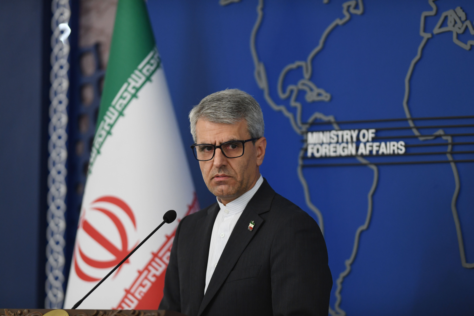 İran’dan Avrupa’ya Savaş Uyarısı  Spot: İran Dışişleri Bakanlığı Sözcüsü İsmail Bekayi, Avrupa ülkelerini İran’a karşı savaşa katılmamaları konusunda uyardı. Bekayi, İran’a yönelik her adımın “savaş eylemi” sayılacağını söyledi. Avrupa ülkeleri ise İran’ın füze saldırılarını kınayarak gerekirse savunma önlemleri alabileceklerini açıkladı.  Tahran’dan açıklama İran Dışişleri Bakanlığı Sözcüsü İsmail Bekayi, salı günü yaptığı açıklamada Avrupa devletlerini uyardı. Bekayi, İran’a karşı atılacak her adımın “saldırganlarla iş birliği” ve “İran’a karşı savaş eylemi” olarak değerlendirileceğini ifade etti.  Avrupa’nın ortak bildirisi Fransa, Almanya ve Birleşik Krallık liderleri pazar akşamı yaptıkları ortak açıklamada, İran’ın bölgedeki ülkelere yönelik füze saldırıları karşısında “dehşete düştüklerini” belirtti. Tahran yönetiminden saldırıları derhal durdurması istendi.  Savunma önlemleri mesajı Ortak bildiride, bölgedeki asker ve vatandaşların korunması için gerekli adımların atılacağı ifade edildi. Gerekirse İran’ın füze ve insansız hava aracı kapasitesini kaynağında etkisiz hale getirmeye yönelik orantılı askeri savunma önlemlerinin de gündeme gelebileceği kaydedildi.  Almanya’dan katılım yok Almanya Dışişleri Bakanı Johann Wadephul, Almanya’nın ABD ve İsrail’in İran’a yönelik olası saldırılarına askeri olarak katılmayacağını açıkladı. Wadephul, Alman askerlerinin yalnızca saldırıya uğramaları halinde savunma amacıyla karşılık vereceğini, bunun dışında ek bir askeri plan bulunmadığını söyledi.  Kaynak: Bild Tarih: 03.03.2026  ENTWICKLERMODUS, © Shadati/XinHua/dpa