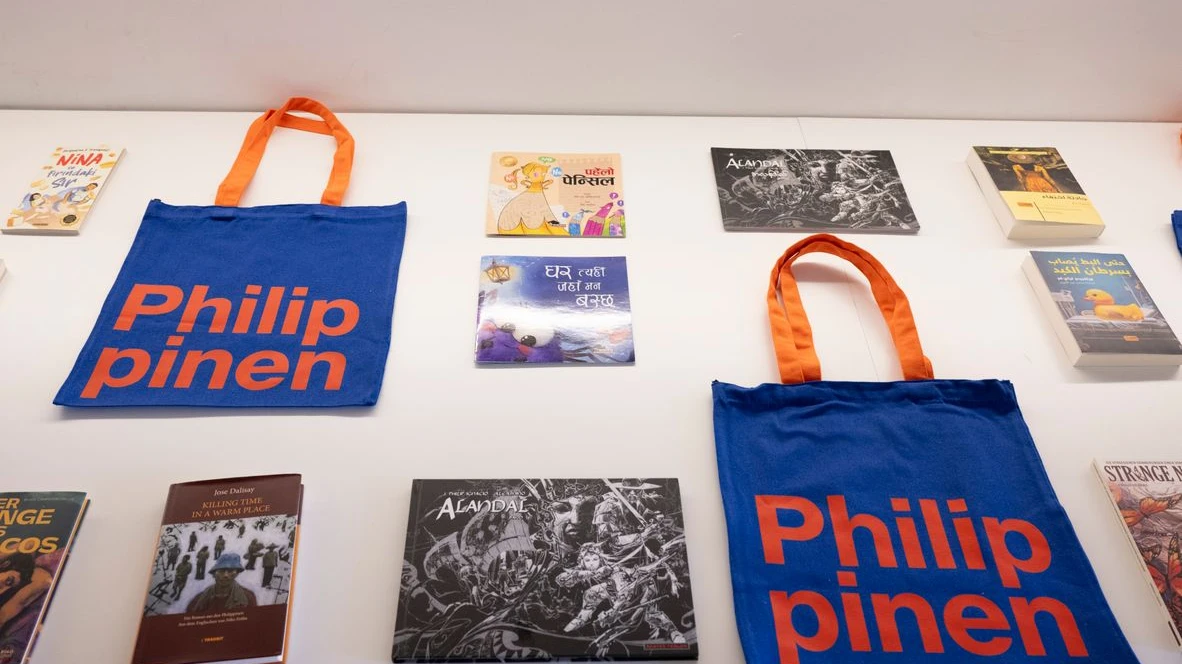 Frankfurt Kitap Fuarı Başlıyor: Ünlüler, Yazarlar ve Çocuklar İçin Etkinlikler!, © Boris Roessler/dpa Frankfurt Kitap Fuarı Başlıyor: Ünlüler, Yazarlar ve Çocuklar İçin Etkinlikler!, © Boris Roessler/dpa