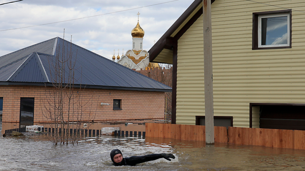 Lage im russischen Hochwassergebiet verschlimmert sich , © Uncredited/AP