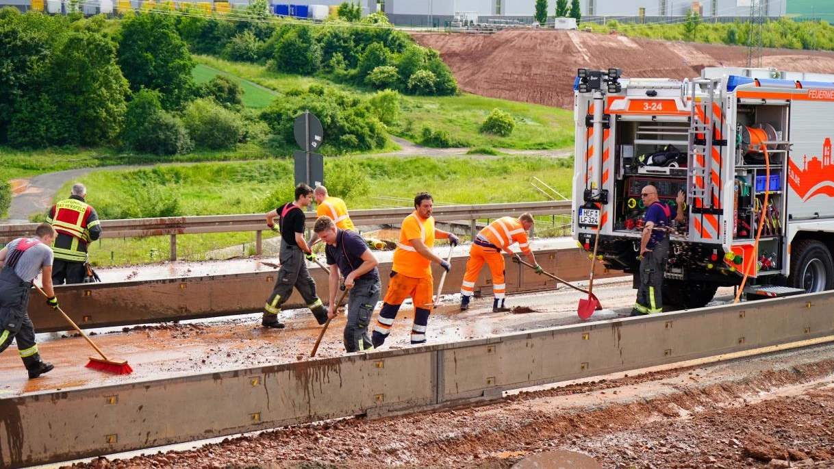 Şiddetli Yağışlar Hessen’de Ulaşımı Felç Etti: A4 Kapandı, Porsche Kazası!, © -/5VISION.NEWS /dpa Şiddetli Yağışlar Hessen’de Ulaşımı Felç Etti: A4 Kapandı, Porsche Kazası!, © -/5VISION.NEWS /dpa