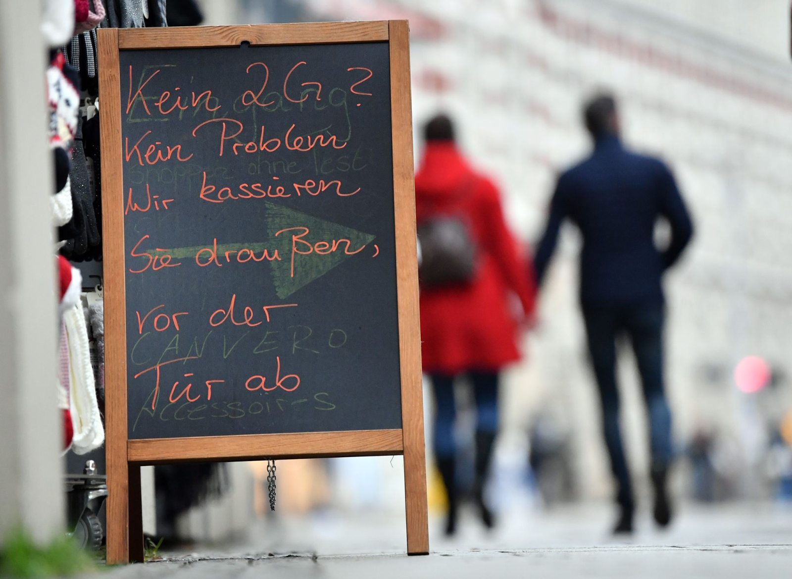 Noch steht ein 2G-Hinweis auf der Tafel vor einem Bekleidungsgeschäft in Erfurt.