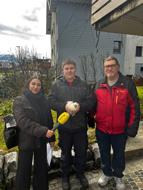 Alexander freut sich über seine Hühner, © Radio Liechtenstein