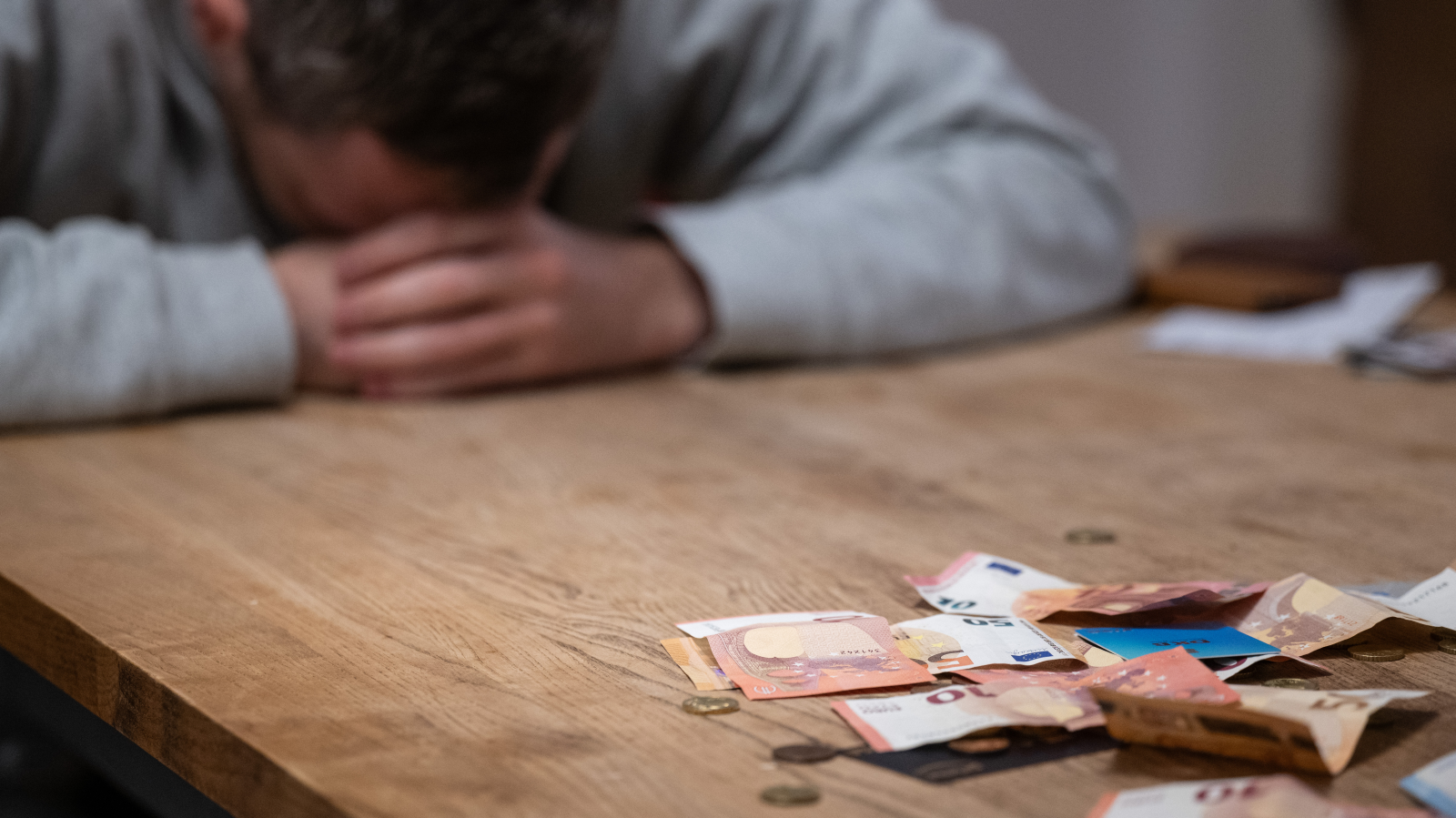 Yalnız Yaşayanlar Borç Danışmanlığına Daha Sık Başvuruyor!, © Hannes P Albert/dpa