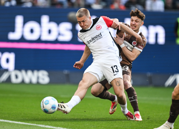 Frankfurts Rasmus Kristensen (l) erzielte nach nur 24 Sekunden die Führung gegen den FC St. Pauli., © Arne Dedert/dpa