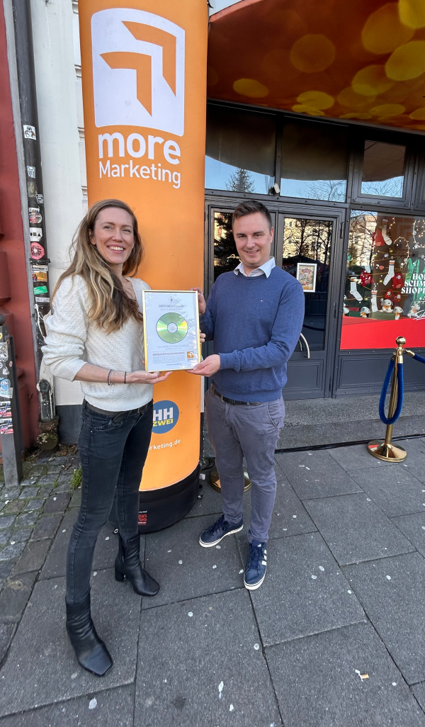 Urkundenübergabe Spot des Monats September, © more Marketing