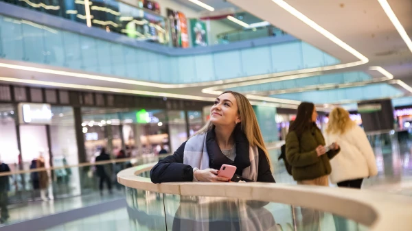 Frau im Einkaufszentrum, © Shutterstock Frau im Einkaufszentrum, © Shutterstock