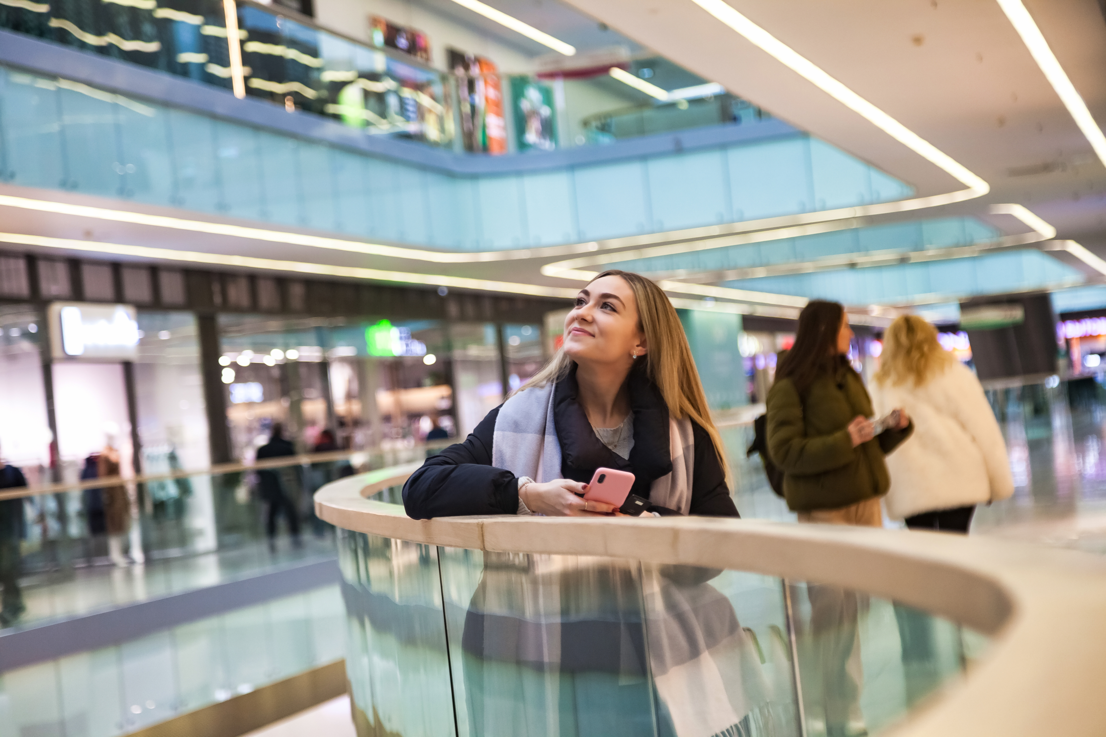 Frau im Einkaufszentrum, © Shutterstock