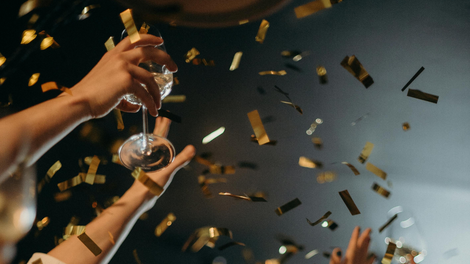 Frankfurt’ta Kontrolden Çıkan Sokak Partileri!, © cottonbro studio