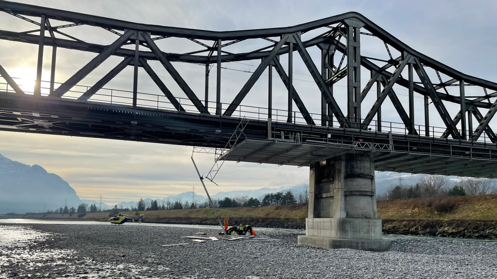 Arbeiter stürzt in Schaan acht Meter in die Tiefe, © lpfl Arbeiter stürzt in Schaan acht Meter in die Tiefe, © lpfl