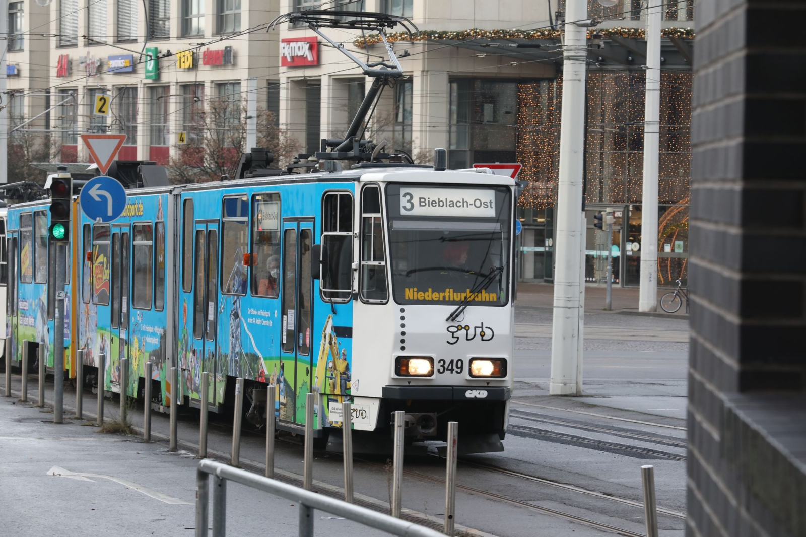 Eine Straßenbahn fährt durch die Innenstadt.