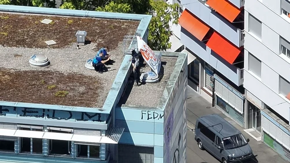Nach der Dachbesetzung folgt die saftige Rechnung, © Kantonspolizei Basel-Stadt Nach der Dachbesetzung folgt die saftige Rechnung, © Kantonspolizei Basel-Stadt