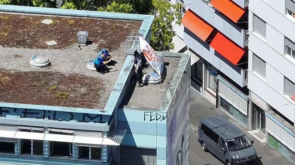 Nach der Dachbesetzung folgt die saftige Rechnung, © Kantonspolizei Basel-Stadt