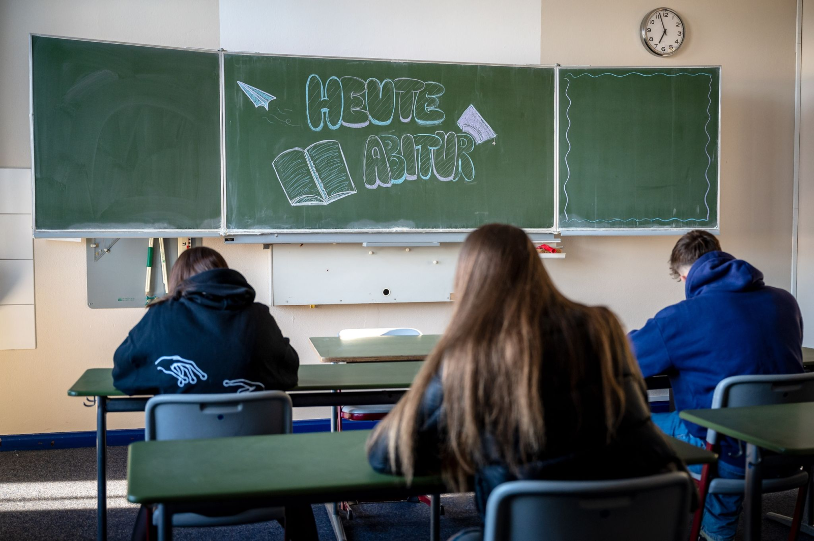 «Heute Abitur» steht auf einer Tafel im Klassenzimmer eines Gymnasiums.