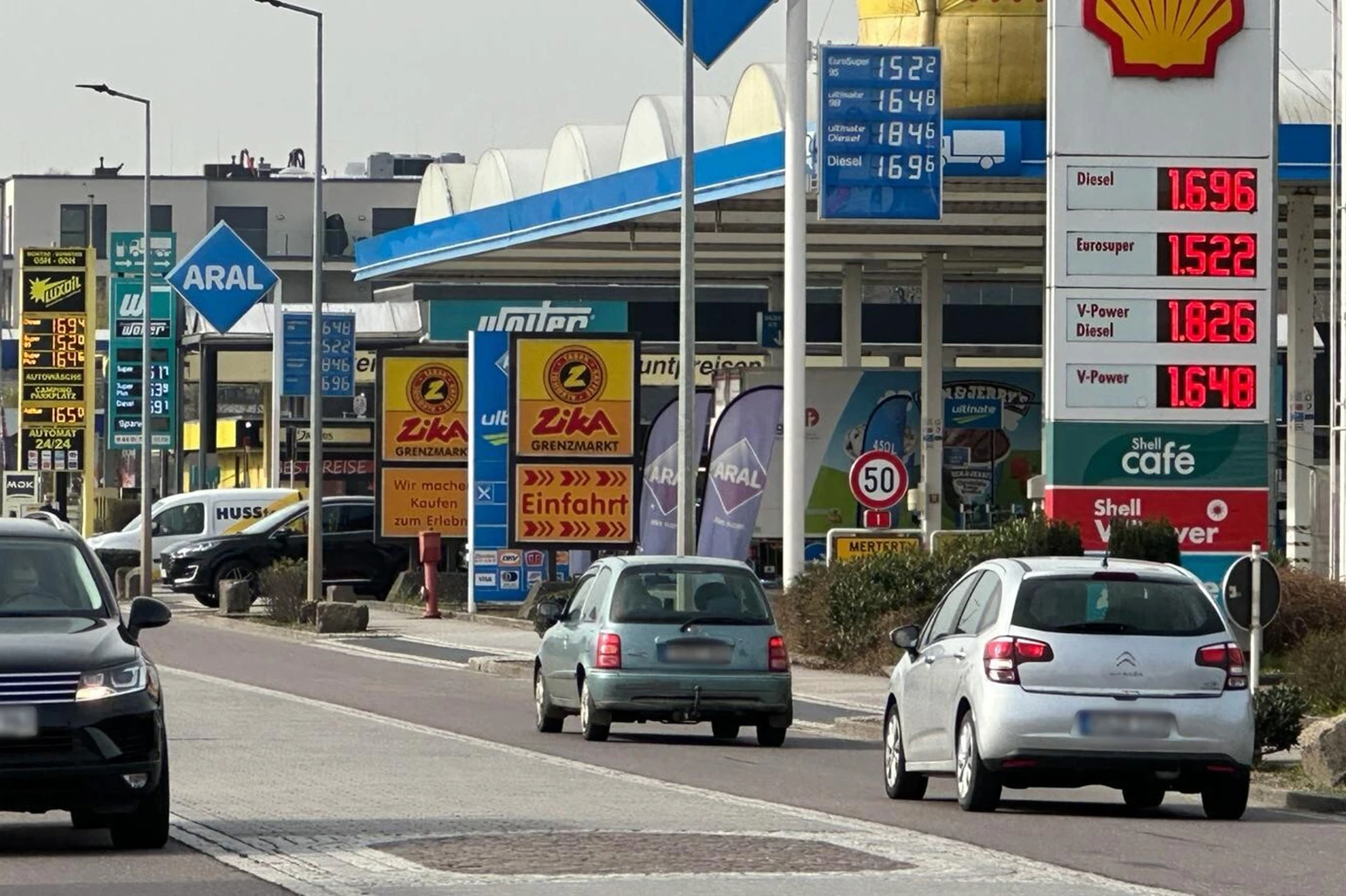 Almanya’da akaryakıt pahalı: Sürücüler Fransa ve İsviçre’ye gidiyor, © Birgit Reichert/dpa Almanya’da akaryakıt pahalı: Sürücüler Fransa ve İsviçre’ye gidiyor, © Birgit Reichert/dpa