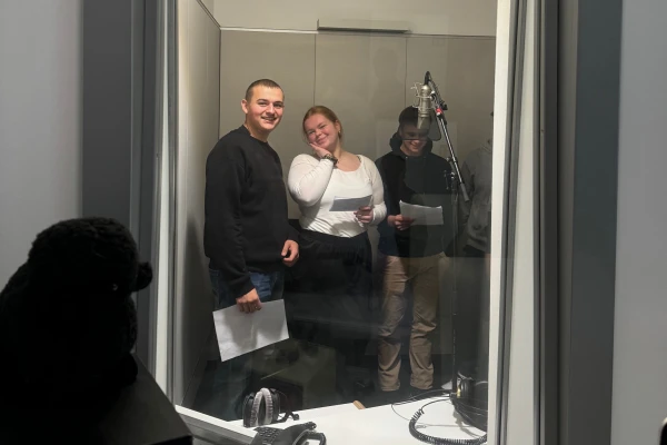 Drei Hoeffner Azubis im Aufnahmestudio , © more Marketing Drei Hoeffner Azubis im Aufnahmestudio , © more Marketing