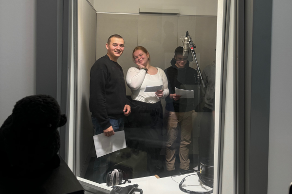 Drei Hoeffner Azubis im Aufnahmestudio , © more Marketing