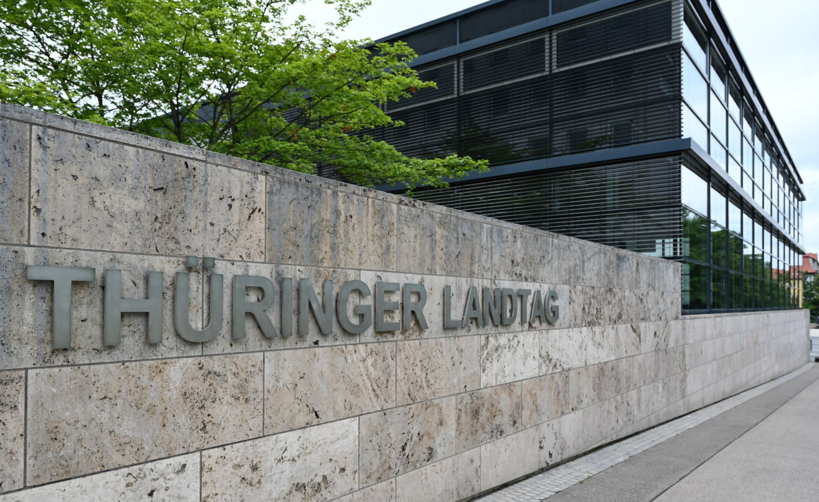 Der Schriftzug «Thüringer Landtag» steht an der Mauer neben dem Plenarsaal.