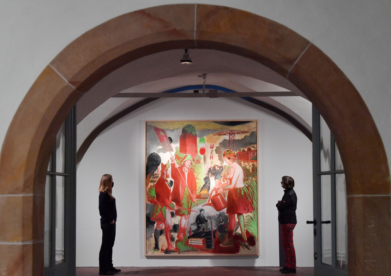 Zwei Frauen betrachten das Bild "Wehr" (2018) des Malers Neo Rauch in der Sonderausstellung der Heidecksburg.