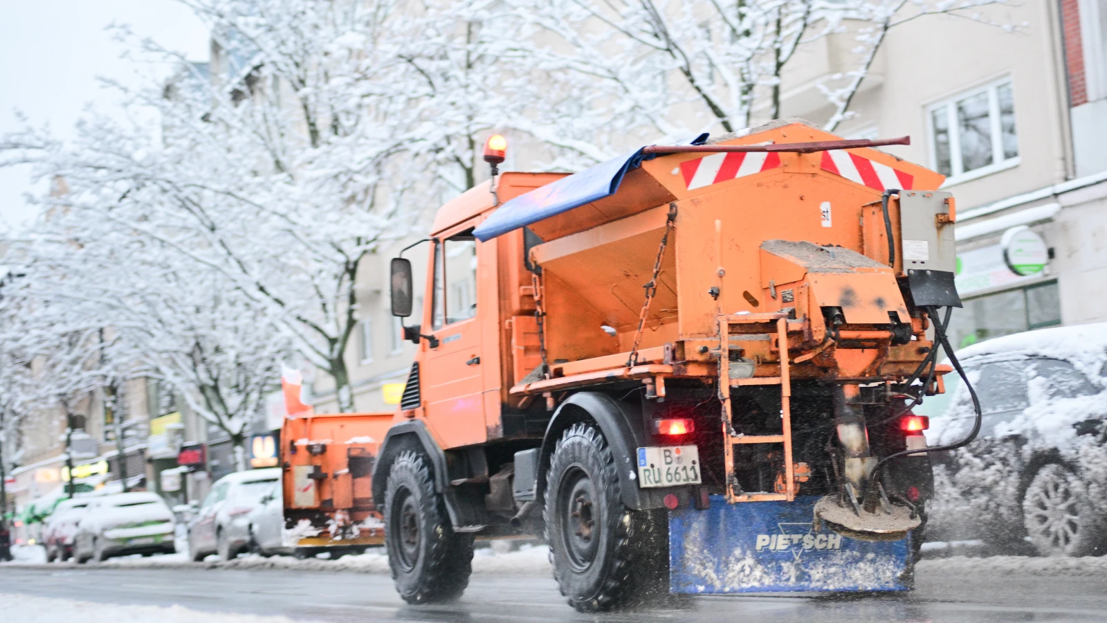 Kar ve Buzlanma Kazalara Yol Açtı!, © Sebastian Gollnow/dpa Kar ve Buzlanma Kazalara Yol Açtı!, © Sebastian Gollnow/dpa