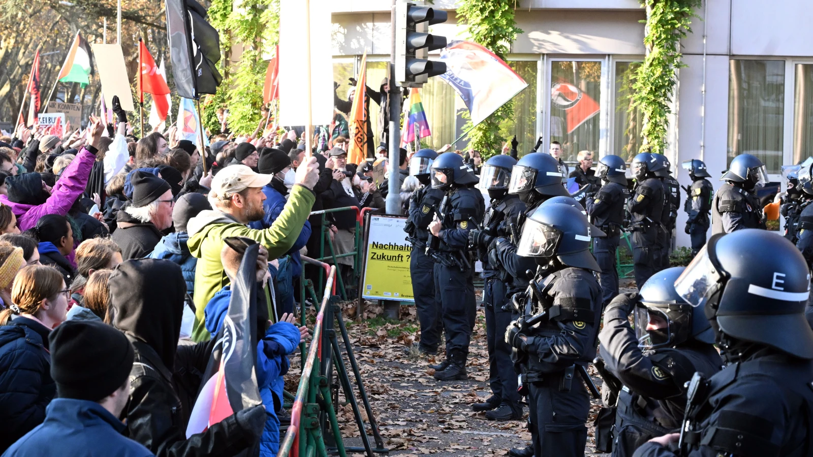 Essen Eylemlerle Karıştı!, © dpa Essen Eylemlerle Karıştı!, © dpa