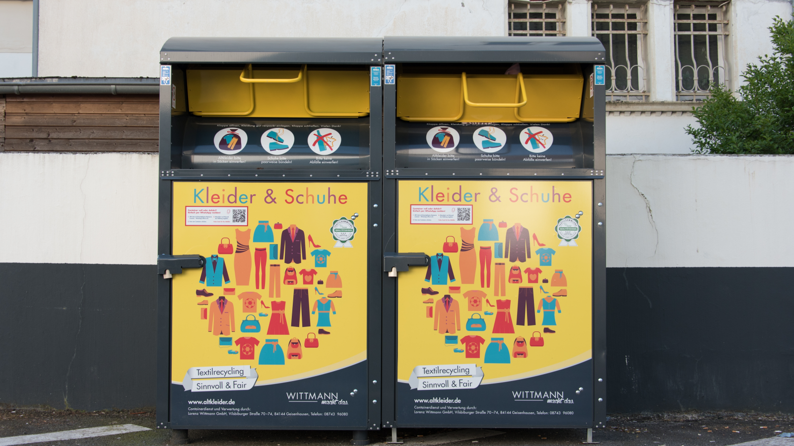 Eski Kıyafetler Rastgele Atılırsa Ceza Kesilecek, © shutterstock