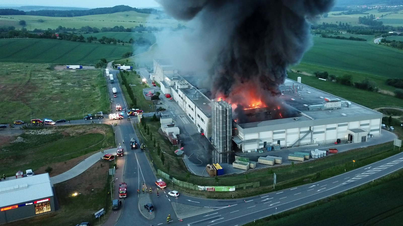 Einsatzkräfte der Feuerwehr löschen den Brand in der Großbäckerei in Bleicherode.