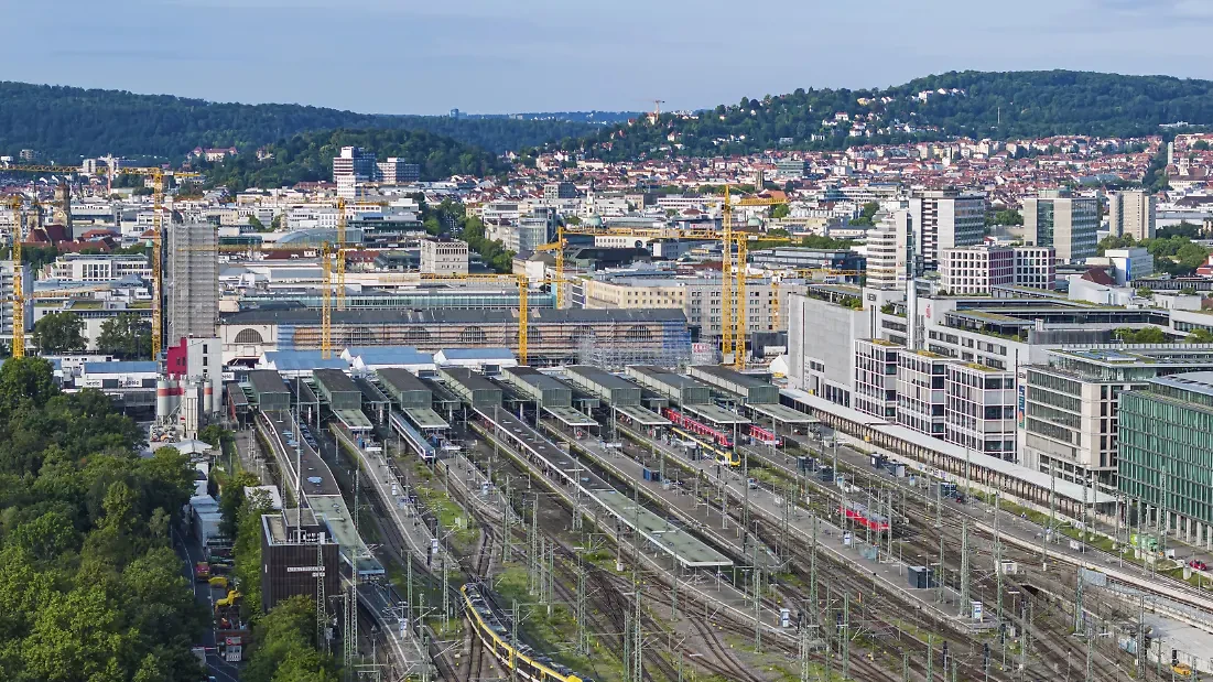 Stuttgart Ana Tren Garı'nda Şüpheli Valiz Alarmı!, © dpa Stuttgart Ana Tren Garı'nda Şüpheli Valiz Alarmı!, © dpa