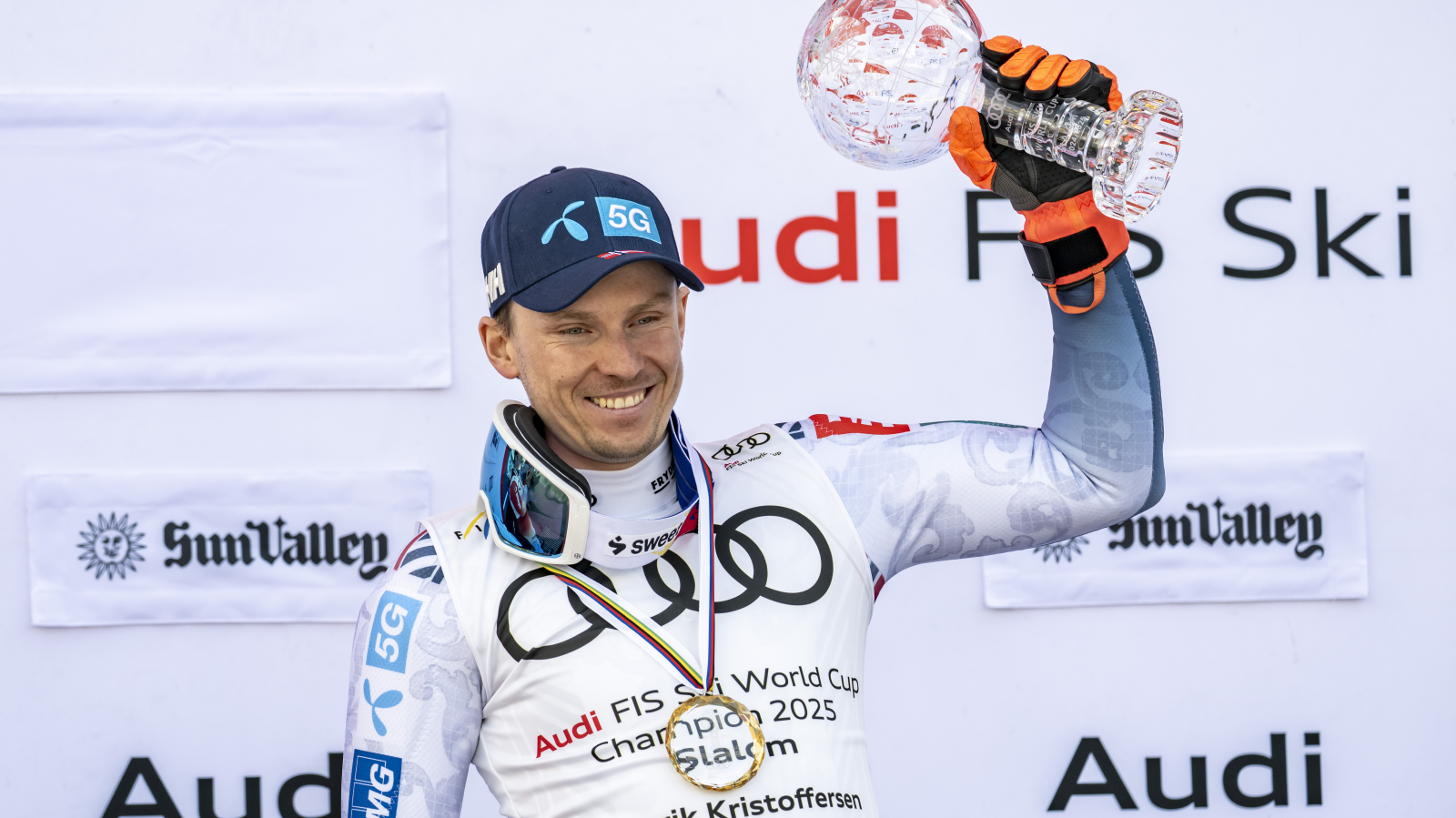 Kristoffersen gewinnt Kugel-Duell gegen Meillard, © Keystone / Jean-Christophe Bott