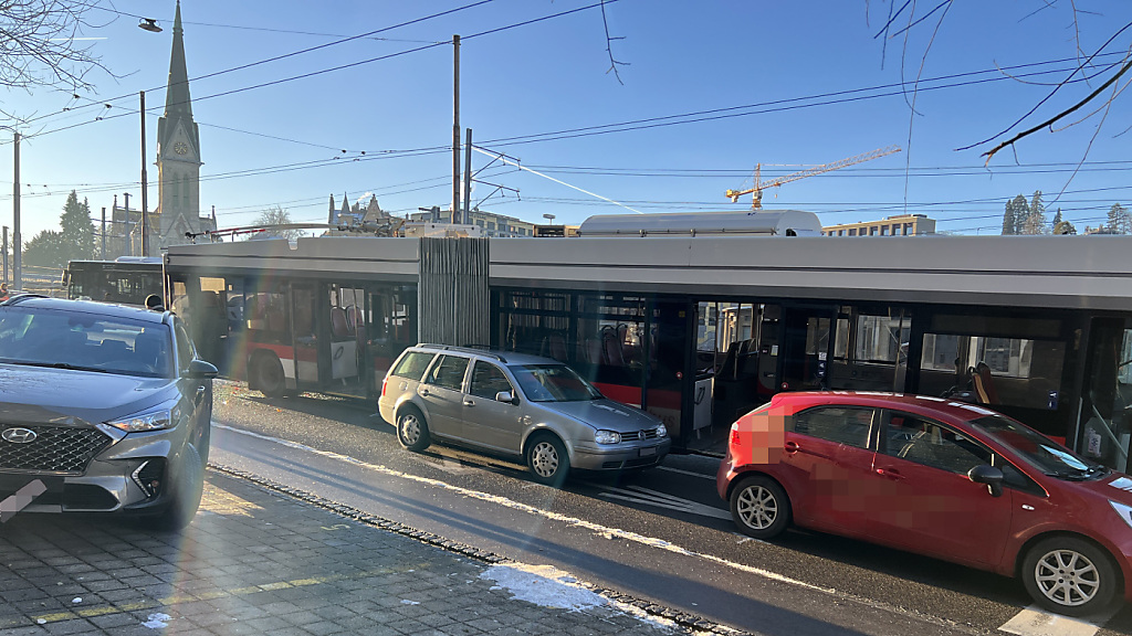 Bus kracht in St. Gallen in stehende Autos, © Stadtpolizei St. Gallen