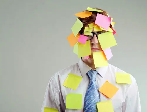 Mann mit Klebezetteln im Gesicht, © Shutterstock