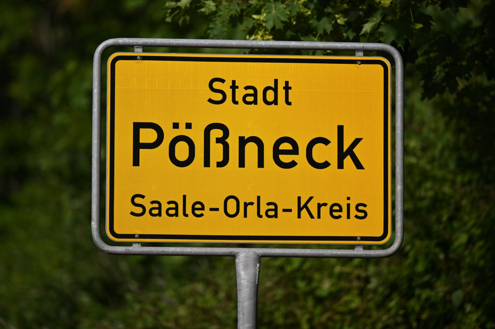 Das Ortseingangsschild von Pößneck im Saale-Orla-Kreis.