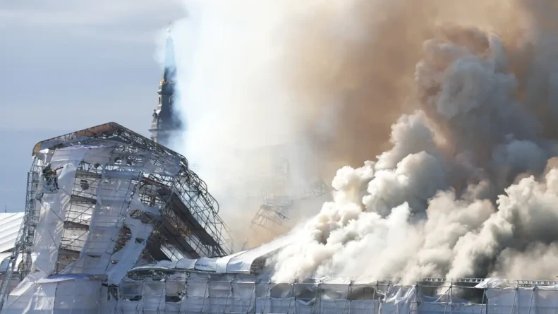 Historische Börse in Kopenhagen steht in Flammen, © Emil Helms/Ritzau Scanpix Foto/AP Historische Börse in Kopenhagen steht in Flammen, © Emil Helms/Ritzau Scanpix Foto/AP