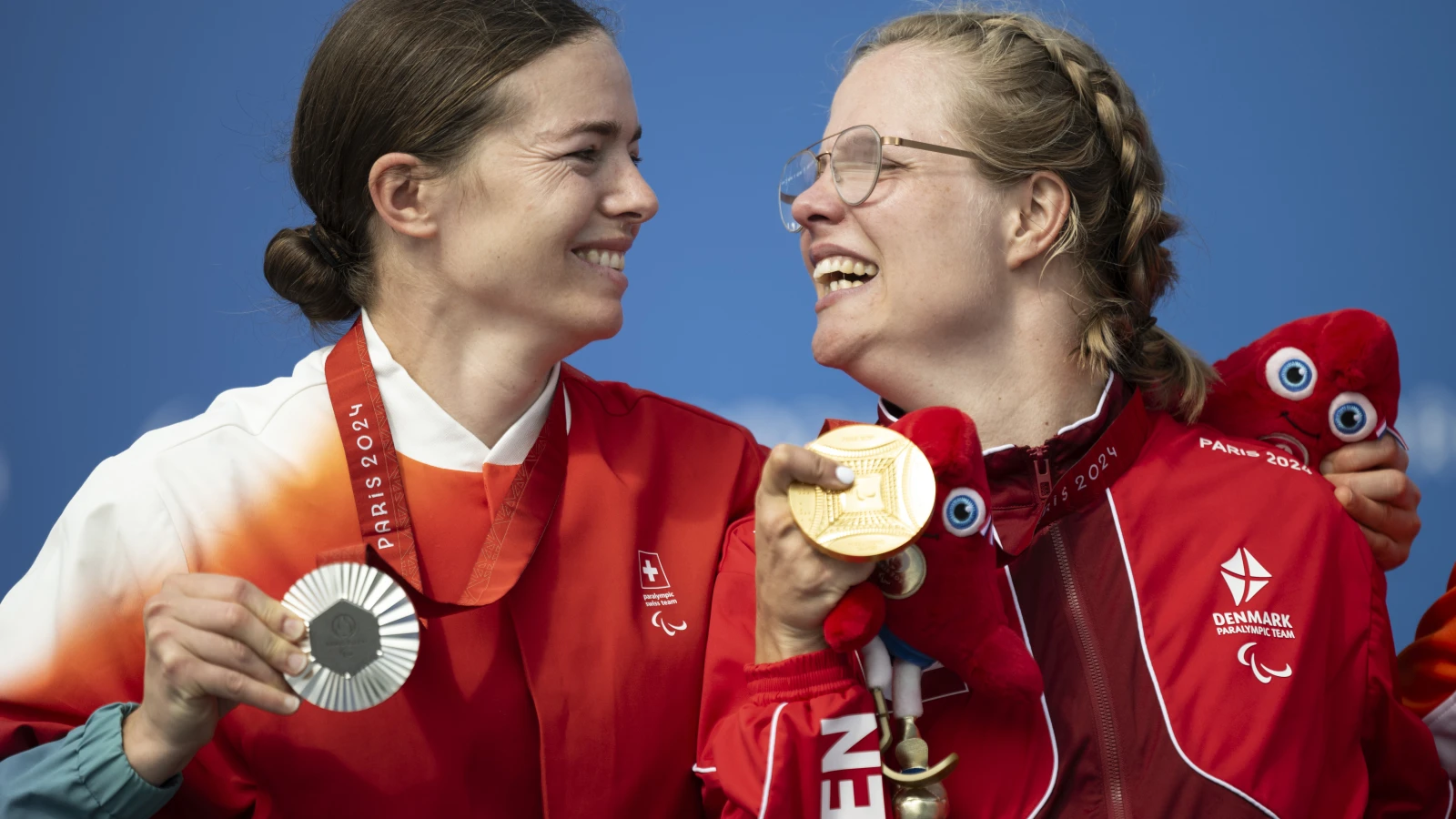 Ein Missgeschick und die zweite Silbermedaille, © Keystone/SDA Ein Missgeschick und die zweite Silbermedaille, © Keystone/SDA