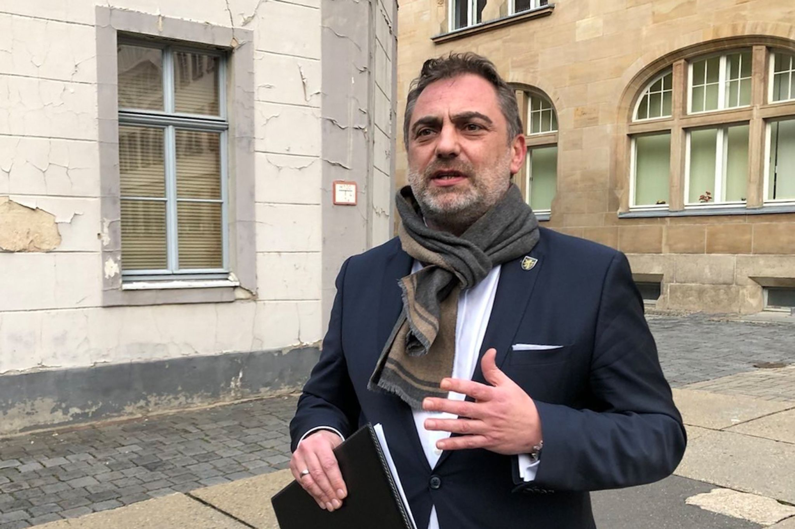 Julian Vonarb (parteilos), Oberbürgermeister von Gera, gibt ein Statement vor dem Rathaus ab.