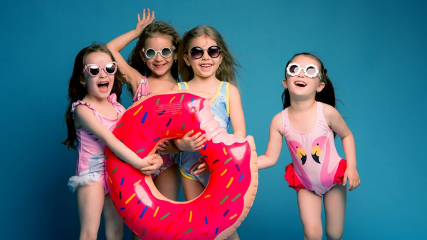 Die Berliner Bäder-Betriebe laden zu  den Family-Pool-Partys im Dezember ein.