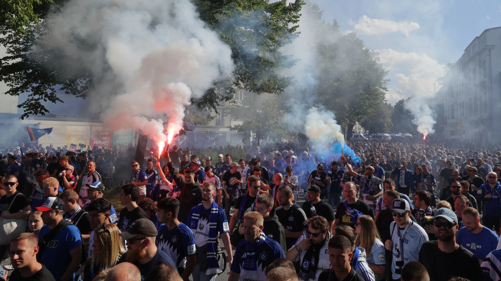Hamburg’da Cuma Günü Trafik Uyarısı: Derbi ve Konser Yoğunluğu Batı Kesimi Kilitleyebilir, © Ulrich Perrey/dpa Hamburg’da Cuma Günü Trafik Uyarısı: Derbi ve Konser Yoğunluğu Batı Kesimi Kilitleyebilir, © Ulrich Perrey/dpa