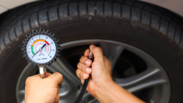 Reifendruck prüfen: Kleine Maßnahme von großer Bedeutung, © Eakrin Rasadonyindee, Shutterstock