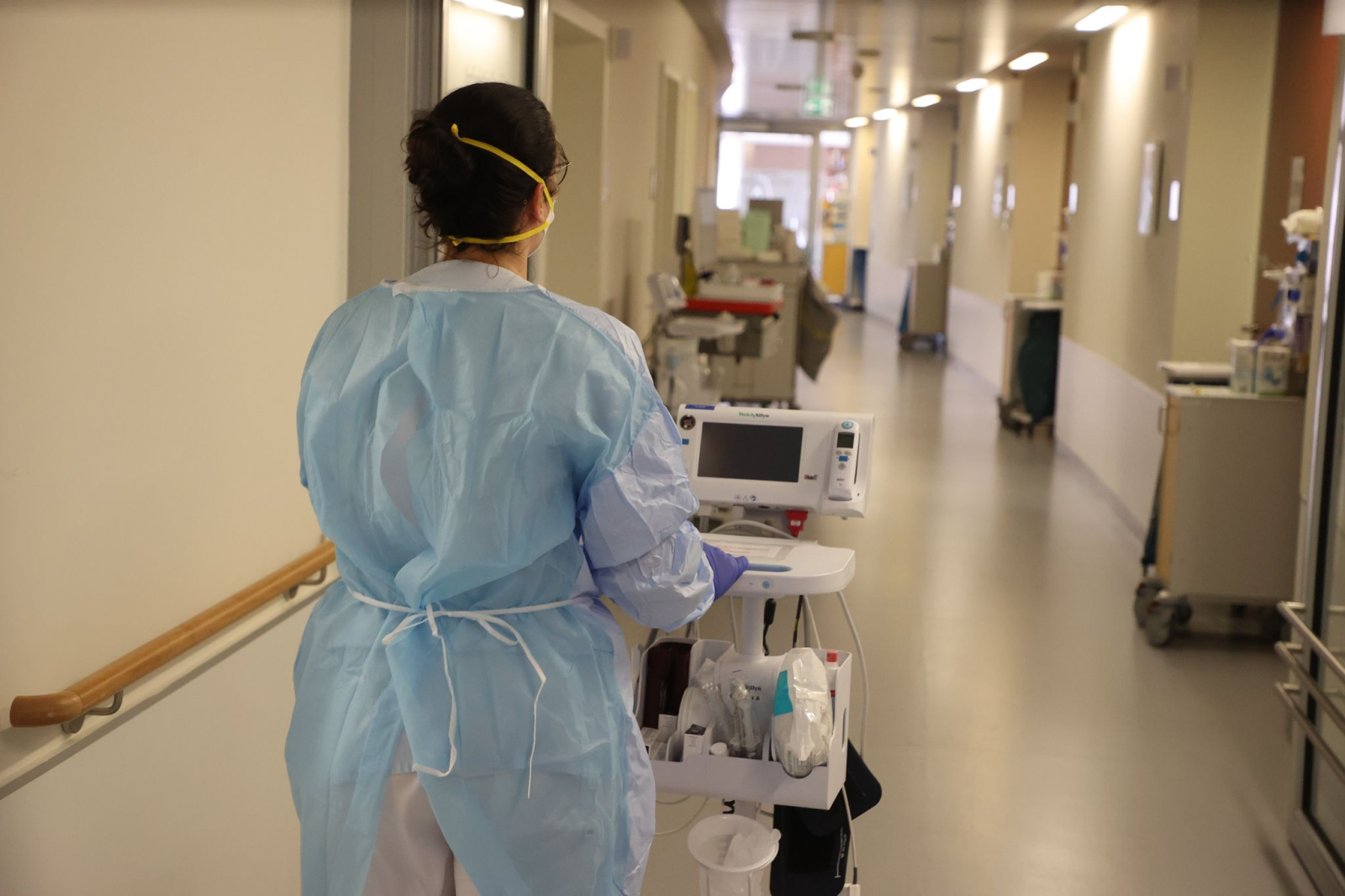 Eine Krankenschwester läuft mit medizinischem Gerät auf der Corona «Normalstation» im SRH Waldklinikum.