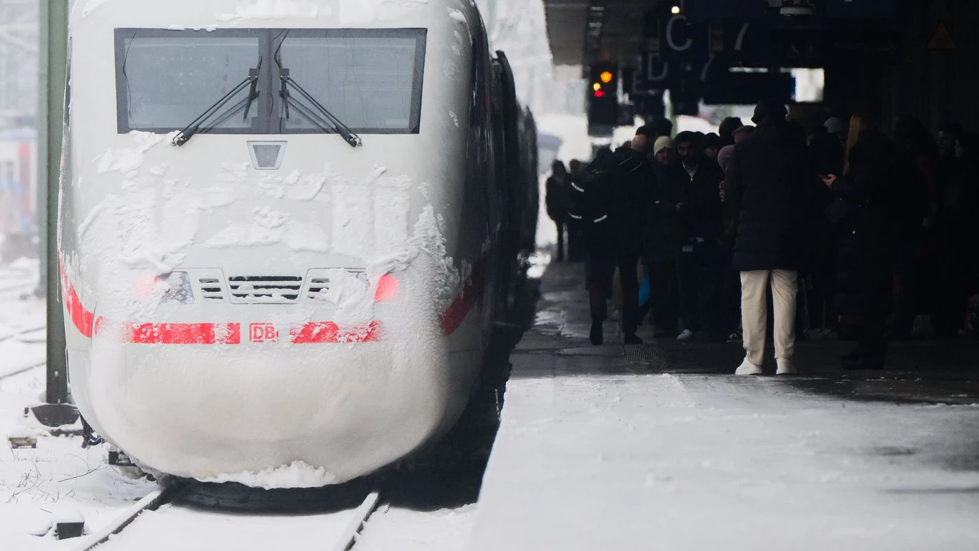 Kış Almanya’yı Sert Vurdu: Kar ve Buz Hayatı Felç Etti!, © Julian Stratenschulte/dpa Kış Almanya’yı Sert Vurdu: Kar ve Buz Hayatı Felç Etti!, © Julian Stratenschulte/dpa