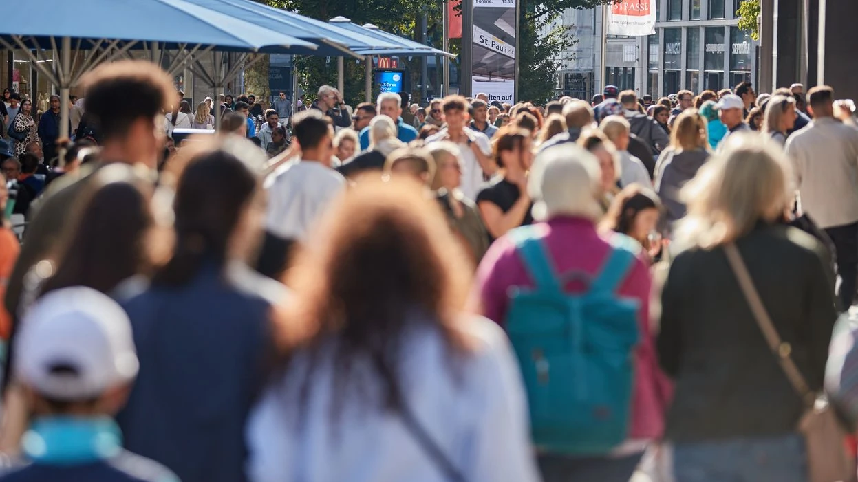 Hamburg’da Alışveriş Pazarına Yoğun İlgi!, © Georg Wendt/dpa Hamburg’da Alışveriş Pazarına Yoğun İlgi!, © Georg Wendt/dpa