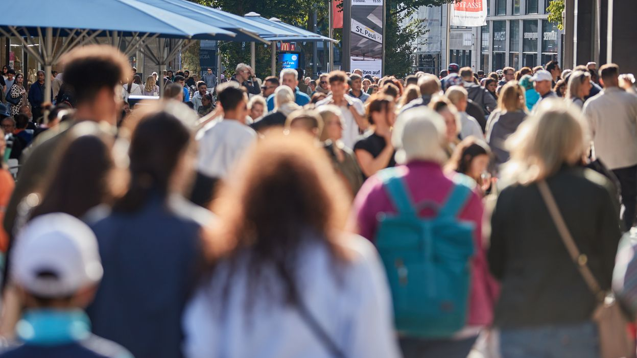 Hamburg’da Alışveriş Pazarına Yoğun İlgi!, © Georg Wendt/dpa