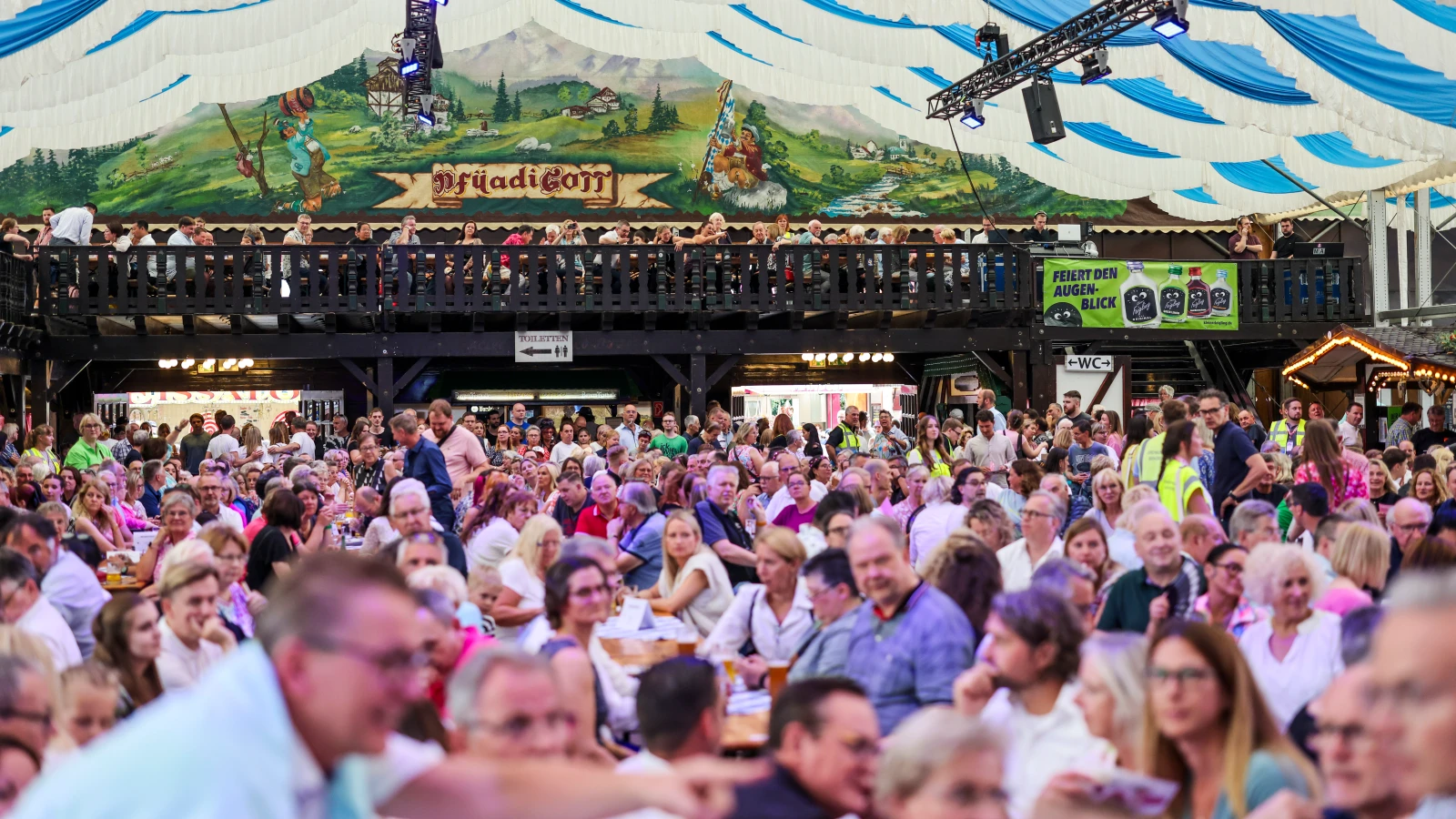 Cranger Kirmes Herne’de Başladı: Yeni Alan Sorumlusu İçin Bir Dönüm Noktası, © Christoph Reichwein/dpa Cranger Kirmes Herne’de Başladı: Yeni Alan Sorumlusu İçin Bir Dönüm Noktası, © Christoph Reichwein/dpa