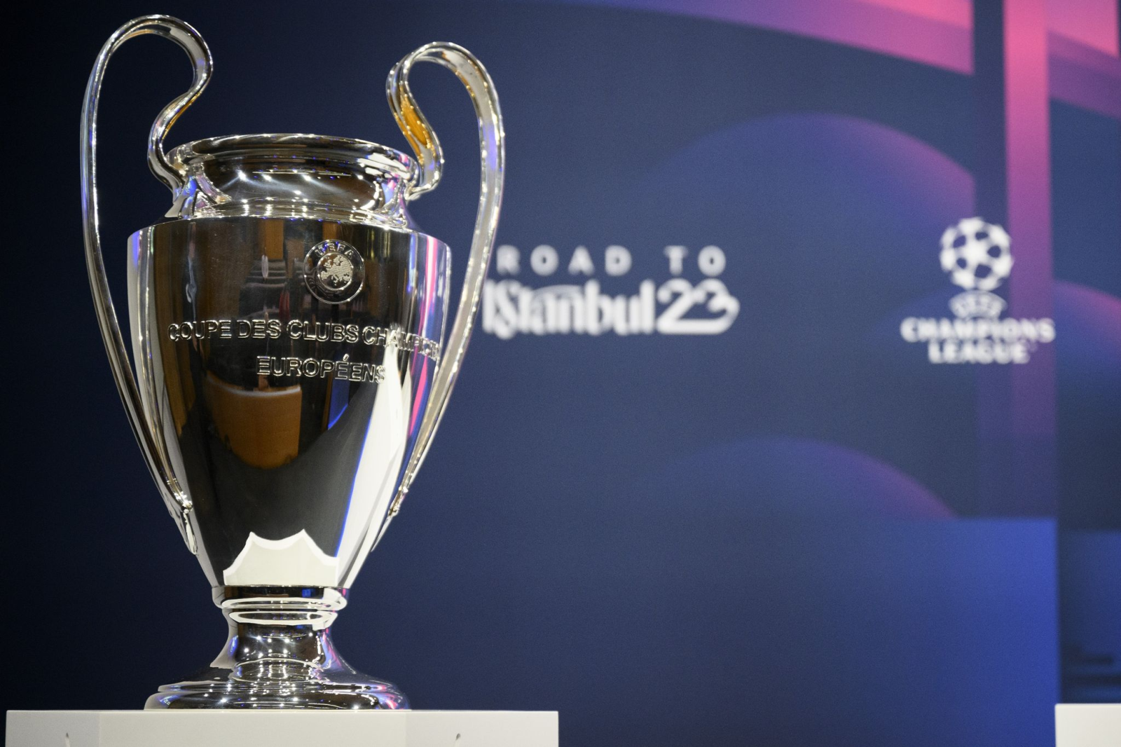 Blick auf den Champions League-Pokal während der Auslosung des Achtelfinales der UEFA Champions League.