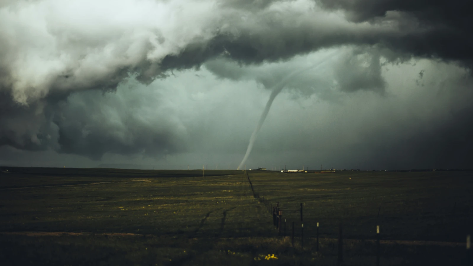 Tornados richten schwere Schäden an, © Unsplash / Nikolas Noonan Tornados richten schwere Schäden an, © Unsplash / Nikolas Noonan