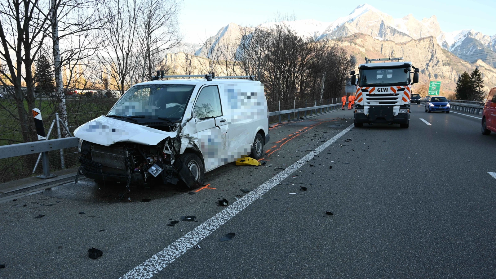 Lieferwagen fährt bei Mels in Prellbock-Anhänger , © Kantonspolizei St. Gallen Lieferwagen fährt bei Mels in Prellbock-Anhänger , © Kantonspolizei St. Gallen