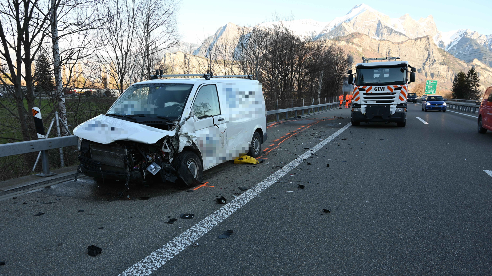 Lieferwagen fährt bei Mels in Prellbock-Anhänger , © Kantonspolizei St. Gallen